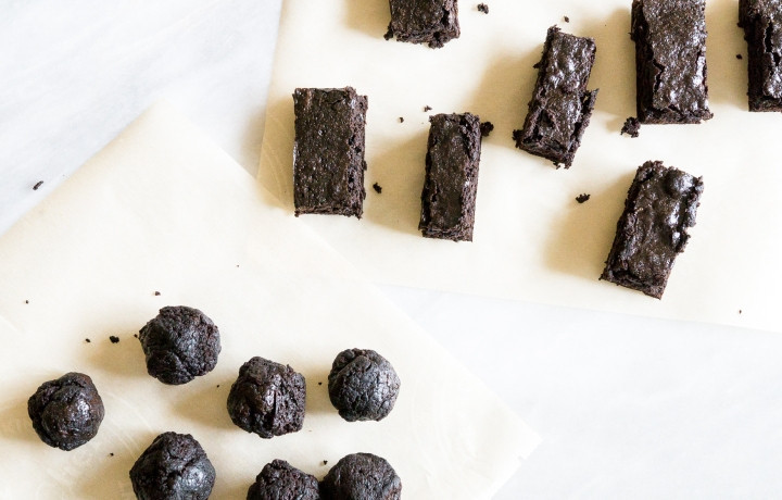 1. Этап. Трюфели Брауни: 2. Скатайте каждый кусочек в шарик. Разделите конфеты на три части.