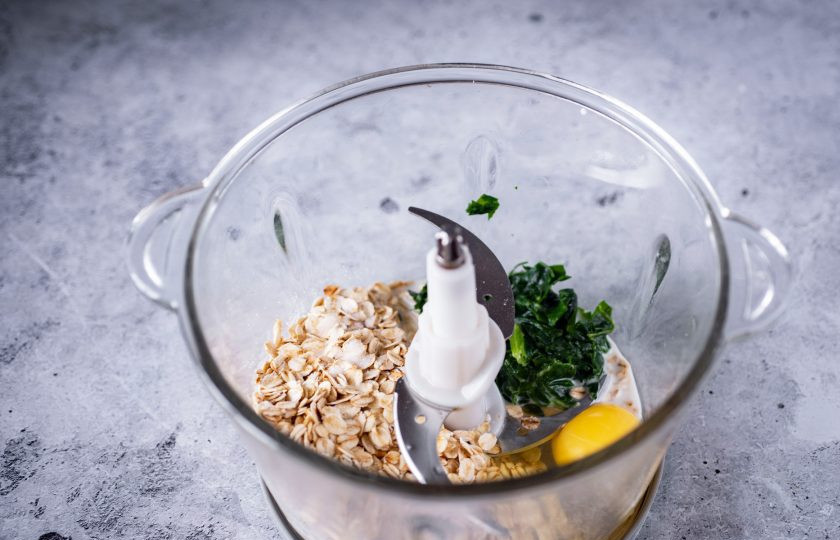 1. Этап. Овсяноблин со шпинатом: В чашу блендера выложите все ингредиенты: молоко, хлопья, яйцо, соль, шпинат.