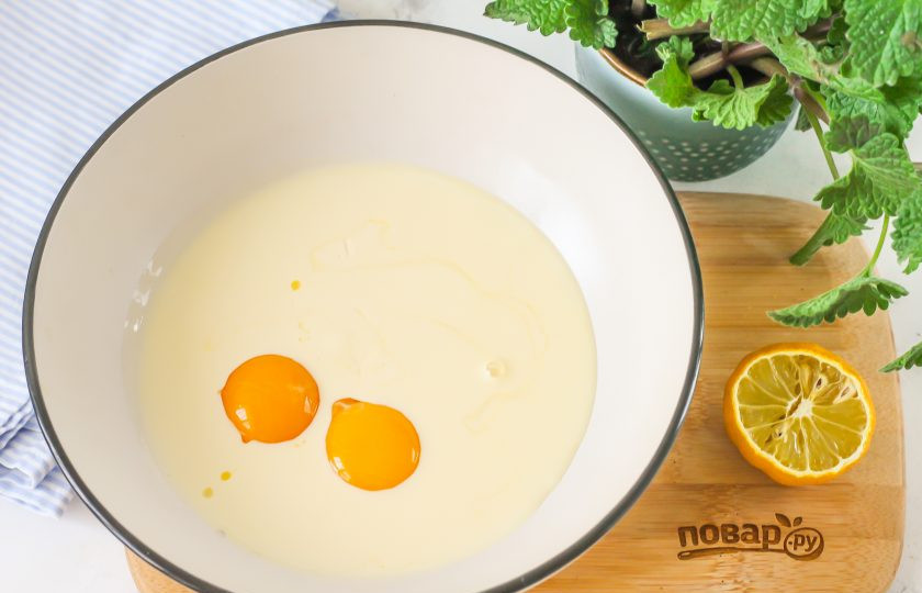 1. Этап. Пряники на жжёном сахаре: В глубокой емкости растопите сливочное масло или замените его маргарином. Отделите куриные белки от желтков, разбив яйца. Один белок отставьте в сторону, из него вы сделаете глазурь для пряников, один используйте для приготовления другого блюда. Два желтка выложите в расплавленный жир и всыпьте соль.