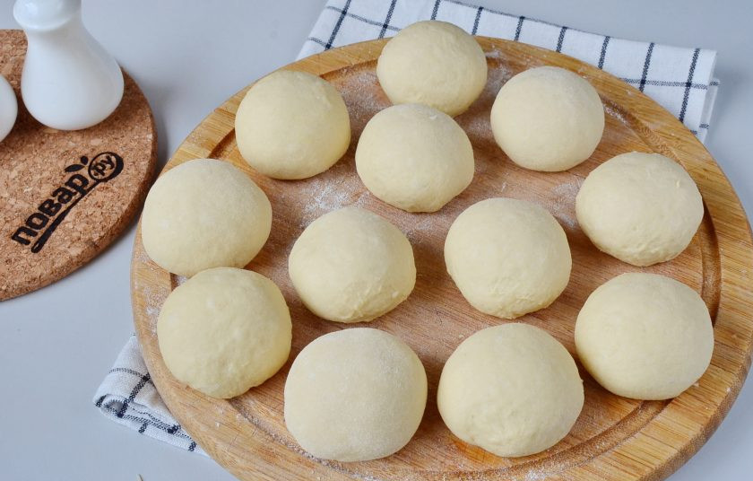 1. Этап. Начинка для расстегаев: Разделите тесто на 12 частей, скатайте каждую в шарик. Накройте полотенцем, чтобы они не сохли.