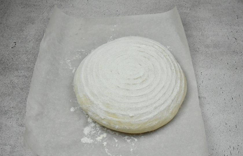 1. Этап. Ремесленный хлеб: Переложите заготовку на пергамент.