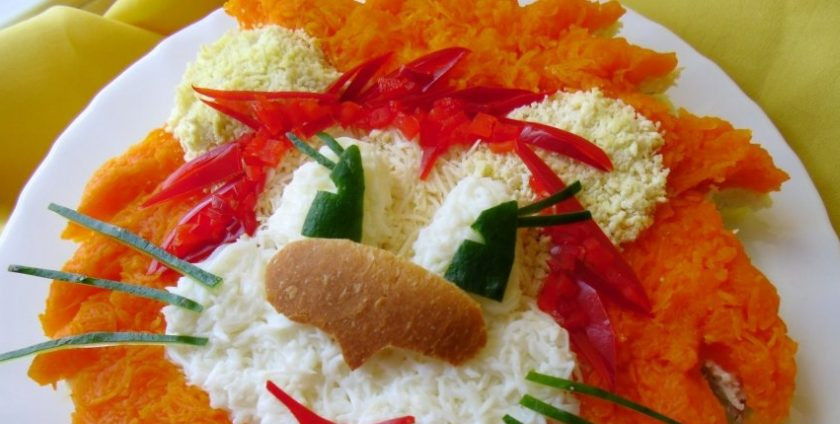 1. Этап. Салат для детей на День рождения: 5. Из тертой моркови делаем гриву, из огурца — усики и глазки, из перца — рот и 