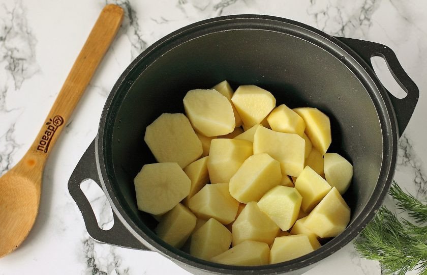 1. Этап. Тушеная картошка с копченой курицей: Картофель очистите и нарежьте крупными кусочками.