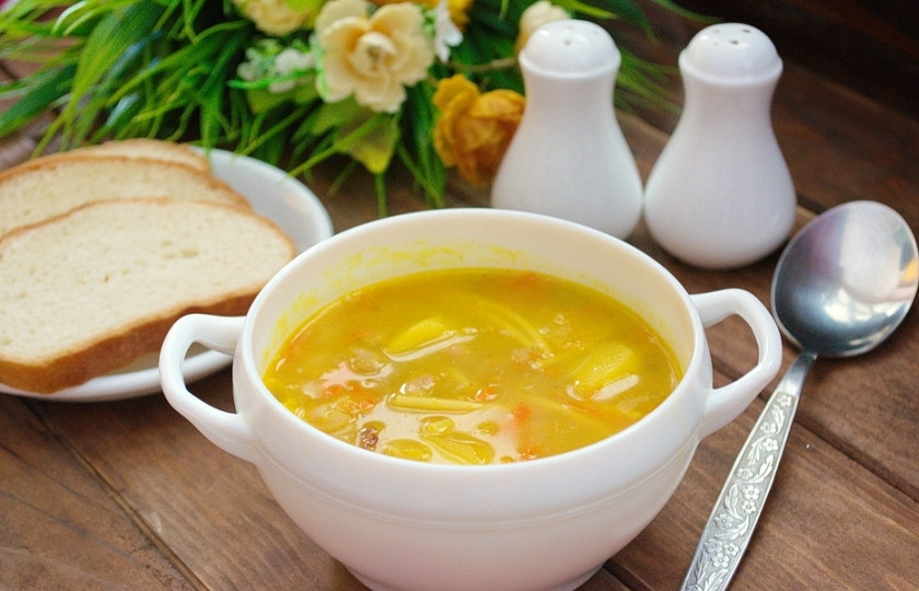 1. Этап. Суп с фасолью и лапшой: Разлейте суп по тарелочкам и подайте к столу.