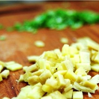 1. Этап. Зеленое карри из курицы с ананасами: Мелко нарезаем цедру лайма и имбирь.