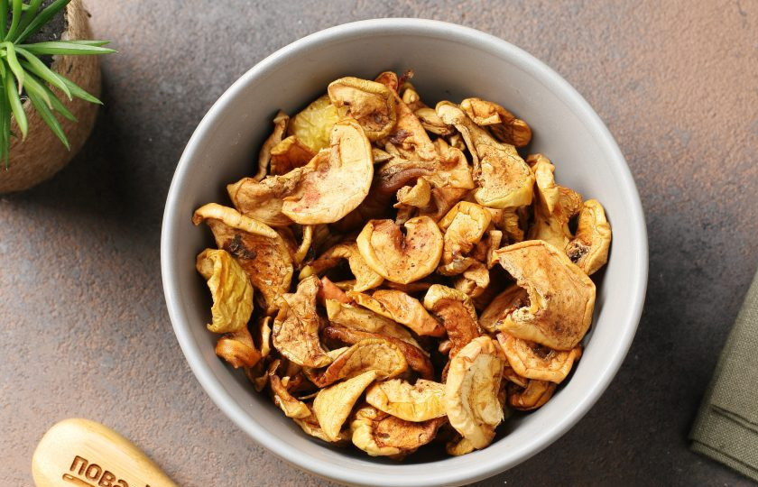 1. Этап. Компот из сушёных яблок для грудничка: Тщательно переберите сушёные яблоки.