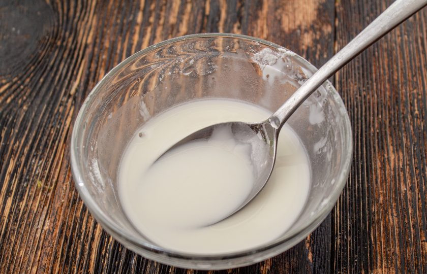 1. Этап. Лимонно-соевый соус: В оставшихся 20-30 мл. воды разведите крахмал.