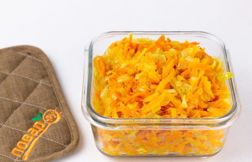 1. Этап. Суворовская каша: Лук мелко нарежьте, морковь натрите на крупной терке. На растительном масле обжарьте до прозрачности лук, затем добавьте морковь. Пассеруйте до мягкости.