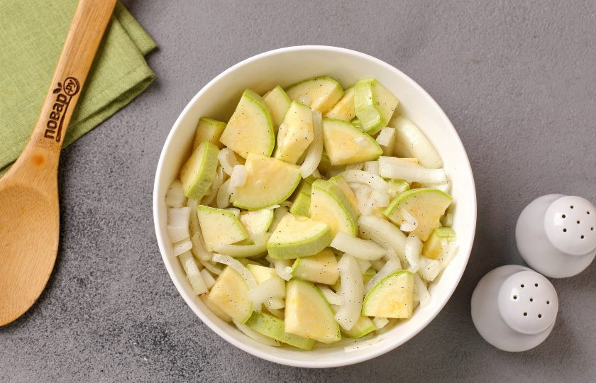 1. Этап. Цукини с курицей в духовке: Перемешайте.