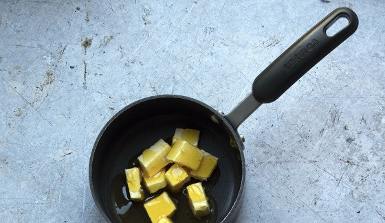 1. Этап. Имбирные пряники Праздник в доме: 3. В сотейник выложите сироп и мягкое сливочное масло. Отправьте сотейник на огонь и растопите.