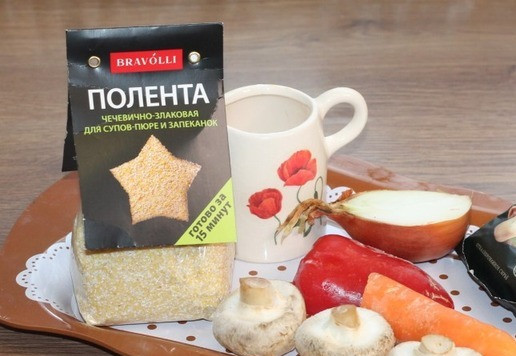 1. Этап. Крем-суп из поленты с сухариками: 1. Подготовим продукты. Овощи очищаем и нарезаем: лук полукольцами, морковь и сладкий перец - соломкой и мелко рубим чеснок. Грибы дольками.