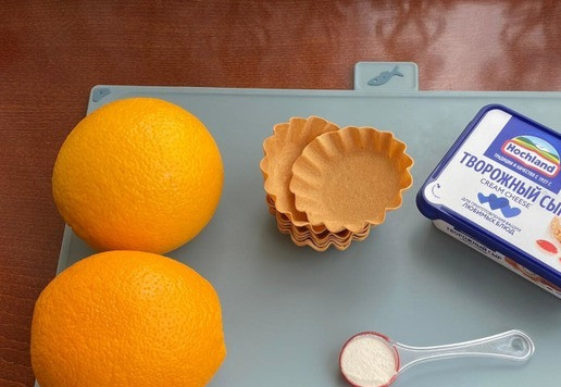 1. Этап. Закуска Оригинальная: В первую очередь необходимо приготовить апельсиновый джем. Для этого подготовьте все необходимые ингредиенты. С одного апельсина снимите цедру и выдавите сок с двух апельсин.