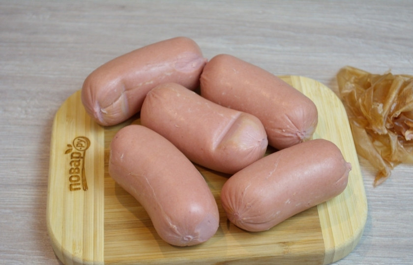 1. Этап. Утопенцы (шпикачка): Очистите шпикачки от оболочки.