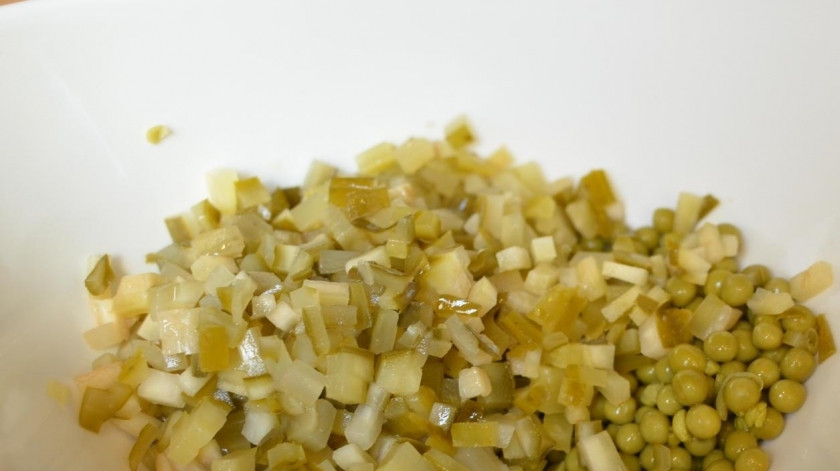 1. Этап. Салат с курицей и опятами: В это же время мелкими кубиками нарезаем соленные огурчики.