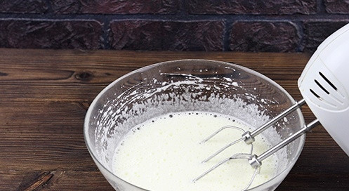 1. Этап. Торт Графские развалины со сметаной: Яйца взбиваем с сахаром при помощи миксера в пышную пену. Соду добавляем к сметане, хорошенько перемешиваем, а затем добавляем к яйцам. Слегка взбиваем.