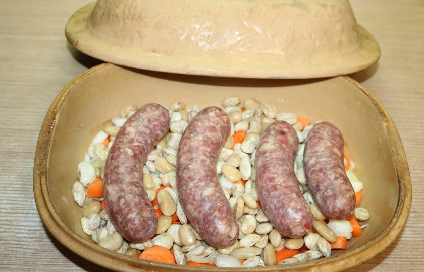 1. Этап. Фасоль с колбасками: Далее положите колбаски, предварительно иголкой их проткните в нескольких местах.