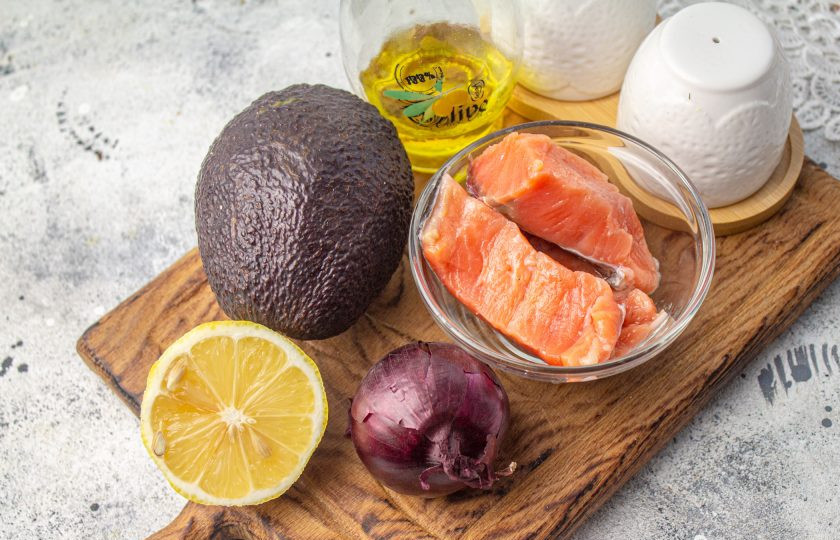 1. Этап. Праздничный легкий салат с семгой и авокадо: Подготовьте все необходимые ингредиенты.