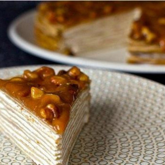 Блинный торт с бананом и ореховой глазурью