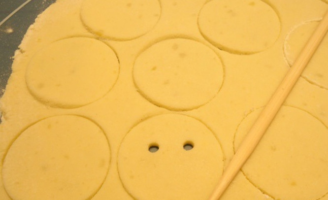 1. Этап. Картофельные смайлики: Каждый кружочек - это будущий смайлик. Деревянной палочкой делаем глазки.