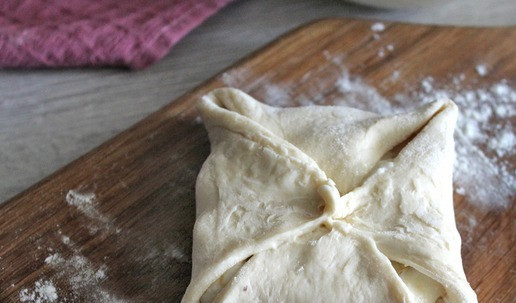 1. Этап. Венгерская ватрушка с грушей: Затем соединить два других противоположных края, формируя конвертик. Таким же образом сформировать остальные ватрушки.