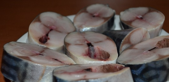 1. Этап. Засолка скумбрии в рассоле: 3. Нарежьте порционными кусочками и выложите в кастрюльку или контейнер.