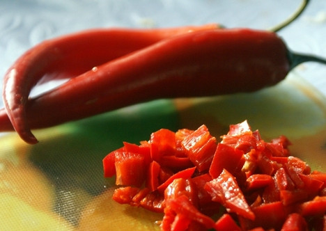 1. Этап. Соус Том ям: Берем перчики чили. Обмываем их водой. Очищаем от плодоножки и зернышек. Режем маленькими ломтиками. Если вы плохо переносите острое, возьмите один маленький перчик или вообще только отрежьте кусочек. Перец чили очень острый. Его можно употреблять, имея очень здоровый пищеварительный тракт. На худой конец воспользуйтесь болгарским перцем.