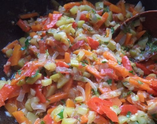 1. Этап. Вкусное овощное рагу: 7. В самом конце добавляем чеснок и рубленую зелень (лучше всего укроп). Доводим до готовности и снимаем с огня.