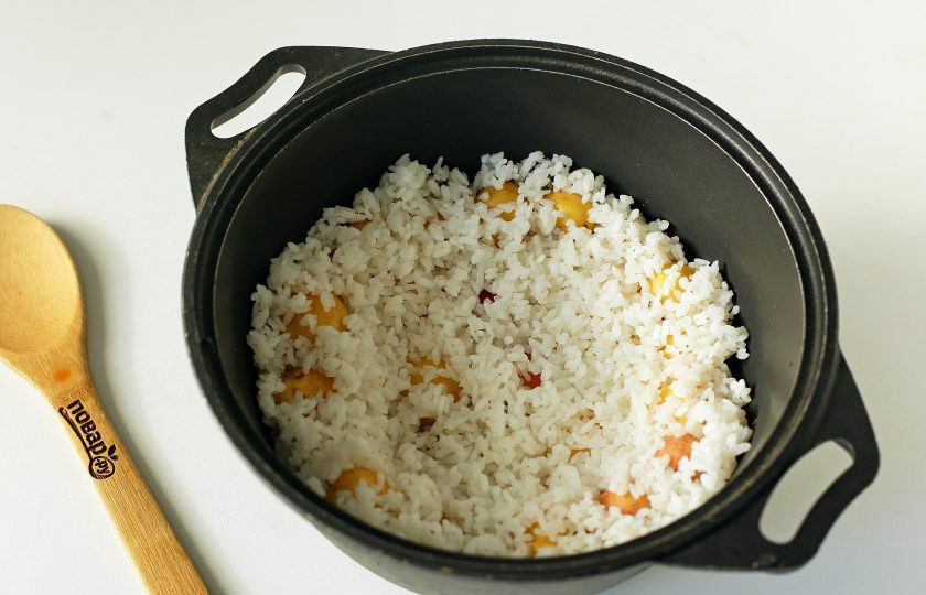 1. Этап. Азербайджанский плов с тыквой: Выложите поверх картофеля часть риса.