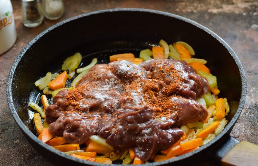 1. Этап. Куриная печень с сельдереем: Всыпьте специи по вкусу.