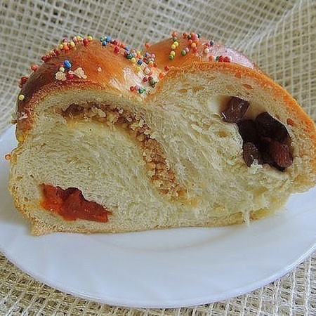 1. Stage. Easter wreath with filling: An Easter wreath with triple filling is ready, still warm sprinkle with colored sprinkles, you can use powdered sugar.