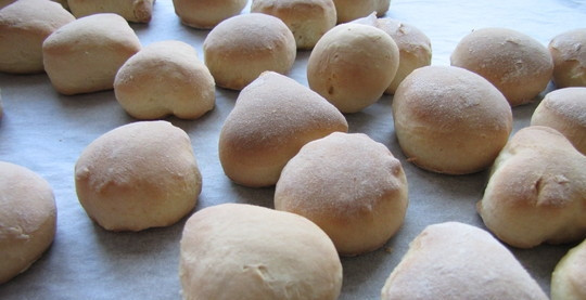 1. Этап. Творожные пряники: Выпекайте пряники двадцать минут, пока на них не появится румяная корочка.