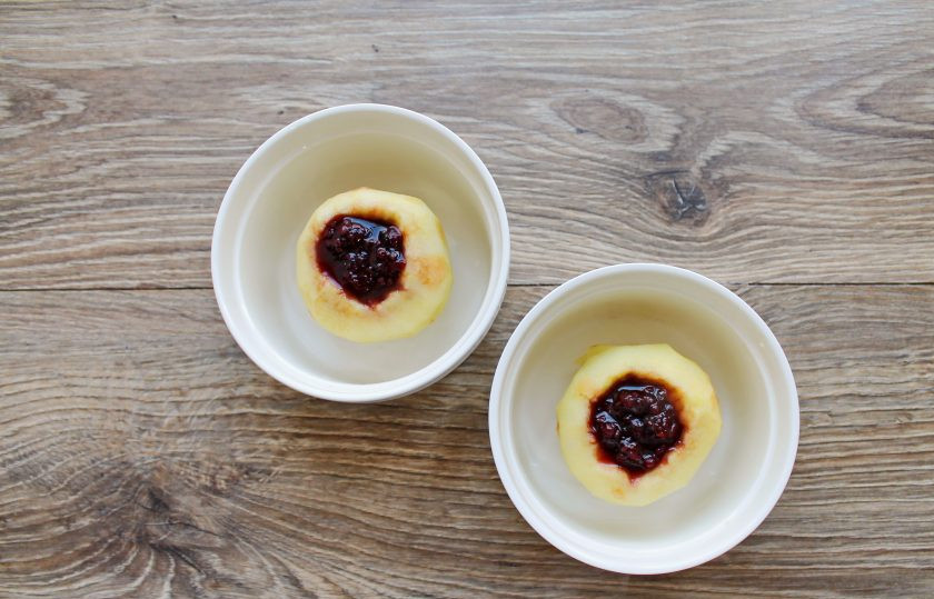 1. Этап. Яблоки запеченные по-киевски: Формы для запекания смажьте сливочным маслом и переложите яблоки в серединку каждой. Выложите внутрь яблок джем.