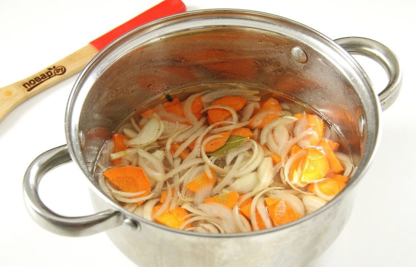 1. Этап. Рождественская сельдь: Снимите кастрюлю с огня и в горячий маринад добавьте лук с морковью. Хорошо перемешайте и дайте полностью остыть. Затем добавьте масло и уксус.