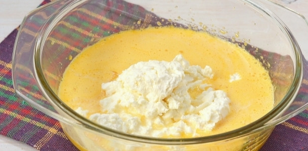 1. Этап. Творожные вафли: В микроволновке или же на паровой бане растопите кусочек сливочного масла. Отмерьте четыре столовые ложки растопленного масла и добавьте в яичную массу. Затем выложите в миску творог, влейте молоко. Взбейте все ингредиенты до однородной массы при помощи погружного блендера.