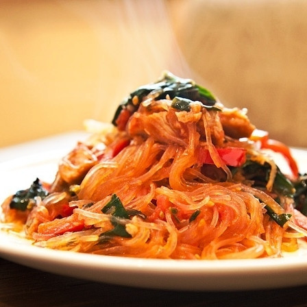 1. Этап. Стеклянная лапша с индейкой и шпинатом: Подаем немедленно. Приятного аппетита! :)