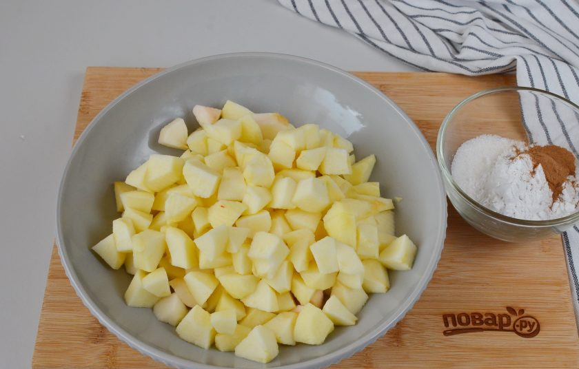 1. Этап. Дрожжевой пирог с яблоками и корицей: Яблоки очистите, удалите серединки, порежьте небольшими кубиками. В пиалочке соедините крахмал, сахар и корицу. Если крахмал не соединить с сахаром, то его очень сложно будет соединить с яблоками. Зачем крахмал вообще добавлять? Именно крахмал удержит яблочный сок, который не потечет во время выпечки, а даже наоборот, стабилизирует его, сделает начинку мягкой и нежной.