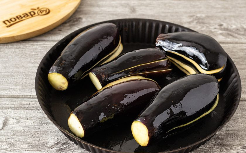 1. Этап. Баклажаны фаршированные на зиму: Смажьте баклажаны маслом. Запеките в заранее разогретой до 200 градусов духовке 20-30 минут.