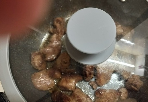 1. Этап. Салат с куриной печенью: Влить немного воды, накрыть крышкой и тушить несколько минут.