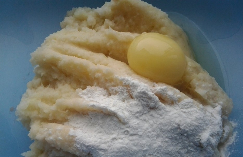 1. Этап. Клецки из картошки: К картофелю с луком добавьте муку и яйцо. Смесь перемешайте.