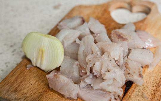 1. Этап. Рыбные зразы: Нарежьте филе небольшими кусочками.