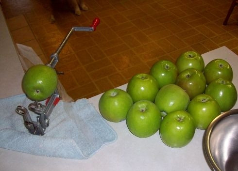 1. Этап. Яблочный пирог в карамельном соусе: Яблоки помойте, удалите сердцевинки и хвостики.