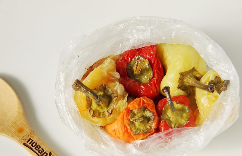 1. Этап. Баклажанная икра с помидорами через мясорубку на зиму: Перец положите в целлофановый пакетик и завяжите. Оставьте до полного остывания. Благодаря этой простой манипуляции, в последствии у перцев можно будет с легкостью снять шкурку.