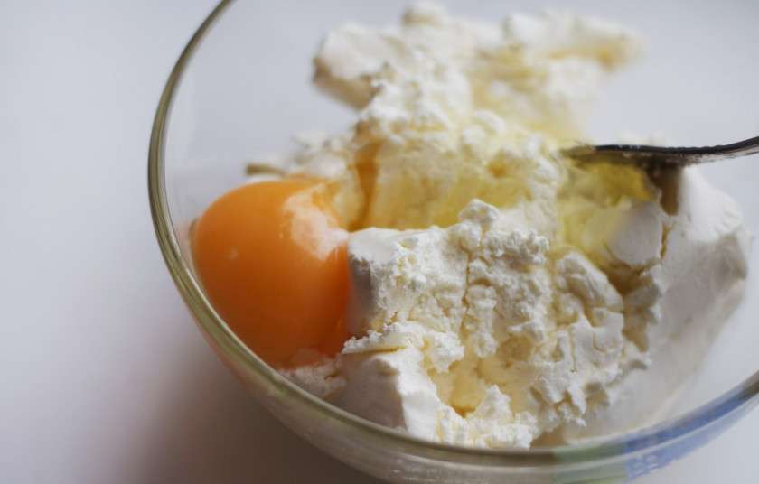 1. Этап. Пудинг для чизкейка: 1. Итак, для начала при помощи блендера или миксера взбиваем творог, сахар и яйцо.