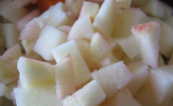 1. Этап. Винегрет с грибами: Из яблока удаляем семена, срезаем кожуру. Нарезаем яблоко на небольшие кубики.
