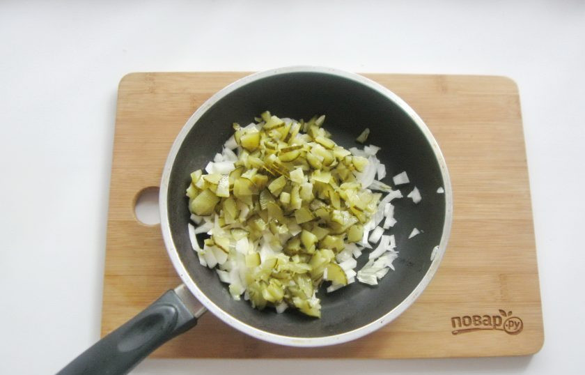 1. Этап. Солянка с солеными грибами: Соленый огурец также мелко нарежьте. Добавьте к луку.