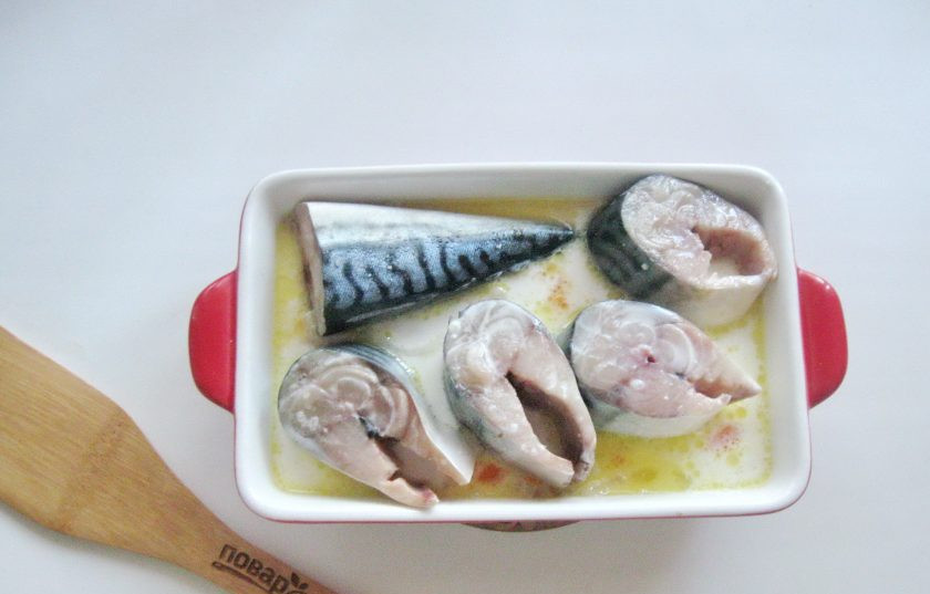 1. Этап. Скумбрия в молоке: Залейте молоком рыбу с морковью и луком. Накройте фольгой и отправьте в духовку разогретую до 180 градусов.