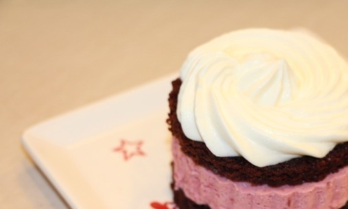 1. Этап. Пирожное Вишнёвый ноктюрн: Суфле вырежьте такой же формы. Сливки взбейте с сахарной пудрой. Начните собирать пирожные. Первый слой — бисквит; второй — суфле; третий — бисквит; четвёртый — взбитые сливки.