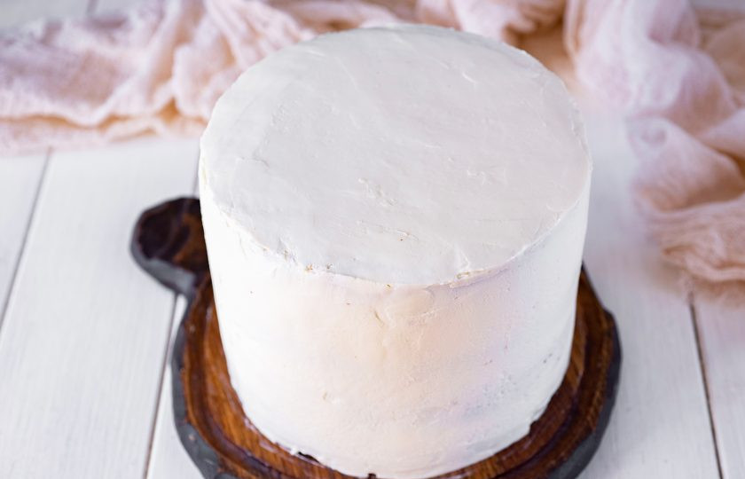 1. Этап. Торт с вишней и ананасом: С пропитанного тортика снимите форму и покройте бока и верх остатками крем-чиза. Украсьте готовый торт по своему желанию.