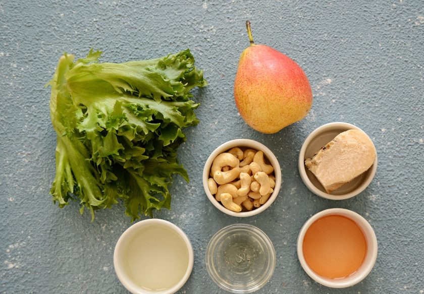 1. Этап. Салат с карамелизированной грушей: Подготовьте все ингредиенты.