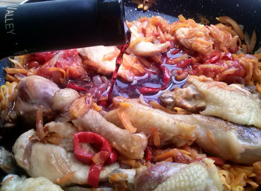 1. Этап. Чахохбили из курицы по-грузински: Налейте вино, тушите 10 минут. Если не хотите использовать вино, добавьте бульон.